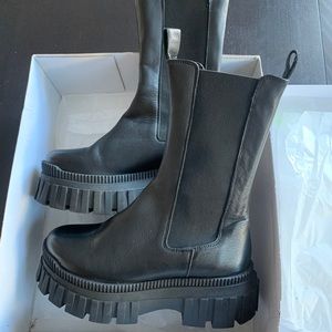 L’intervalle Black Leather Boots Size 39